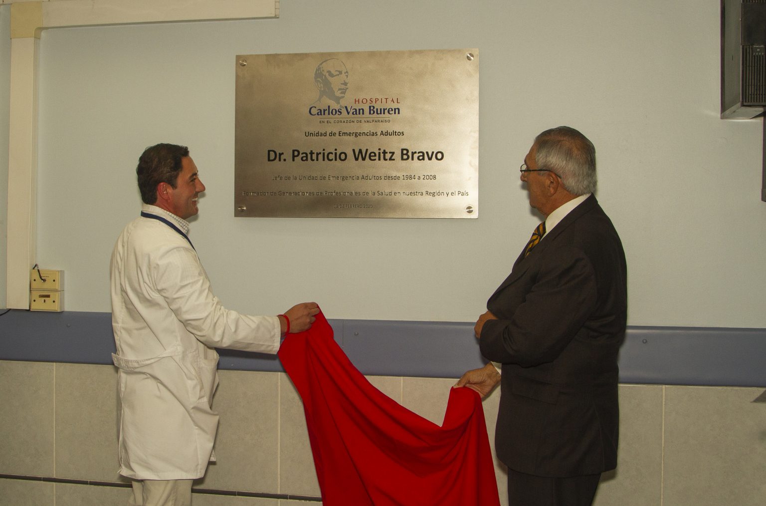 Hospital Carlos Van Buren homenajeó a médico que lideró por 24 años